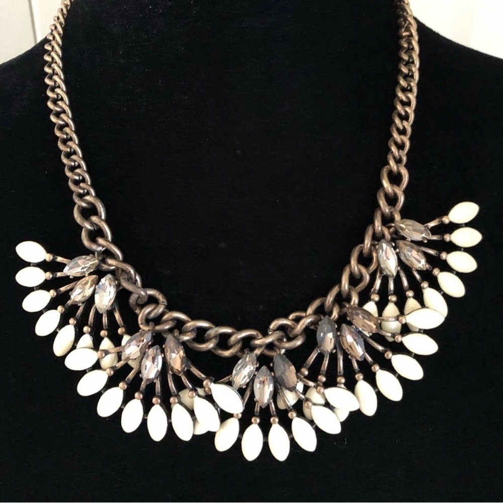 BNWT Chic Fashion Statement Necklace